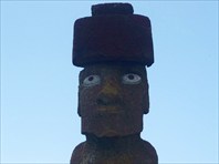 платформа Аху Тахаи с глазастым моаи в шапке
